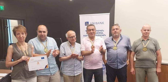 Յունիբանկի Վարչության նախագահ Մեսրոպ Հակոբյանը՝ «Ի՞նչ, որտե՞ղ, ե՞րբ» ինտելեկտուալ խաղի Հայաստանի առաջնության բրոնզե մեդալակիր Յունիբանկի Վարչության նախագահ Մեսրոպ Հակոբյանը՝ «Ի՞նչ, որտե՞ղ, ե՞րբ» ինտելեկտուալ խաղի Հայաստանի առաջնության բրոնզե մեդալակիր